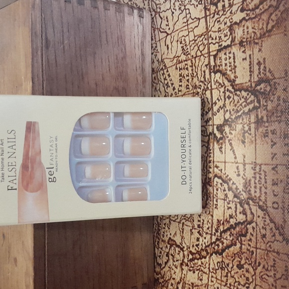 These are cream colored French manicure press on nails - Picture 1 of 2